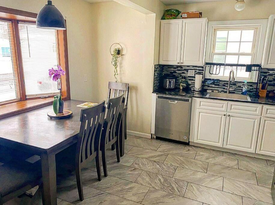 Adorable&Cozy Suburban Home Mins From Dwtn/Airport Рочестър Екстериор снимка
